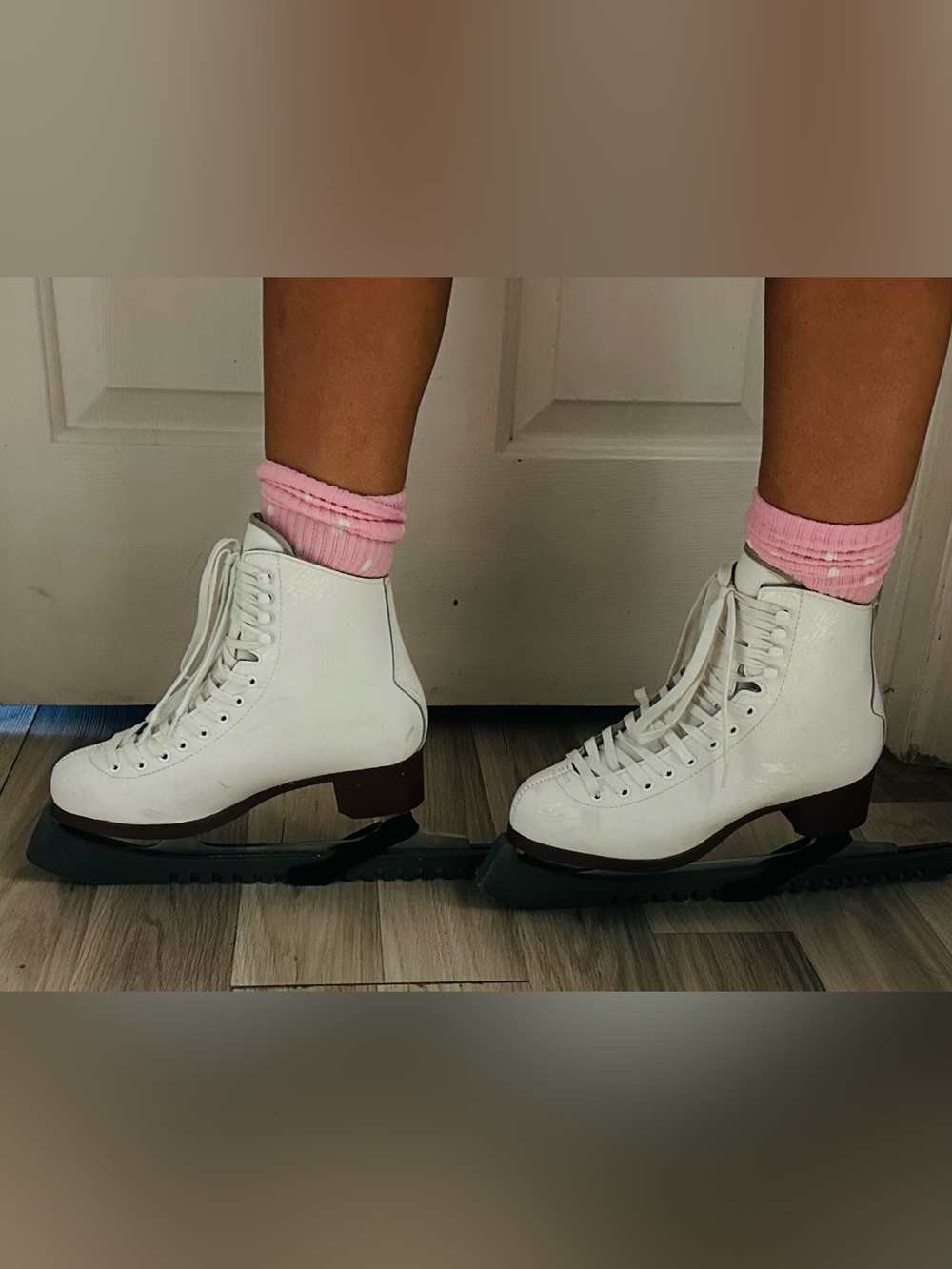 White Figure Ice Skates “Glacier” brand with blade covers sz 6.5US